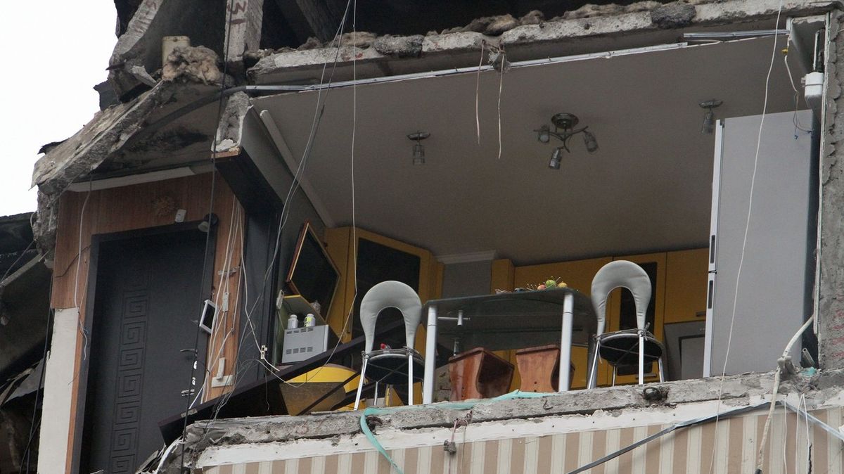 Jaký příběh skrývá žlutá kuchyně, která ční z trosek domu v napadeném Dnipru?